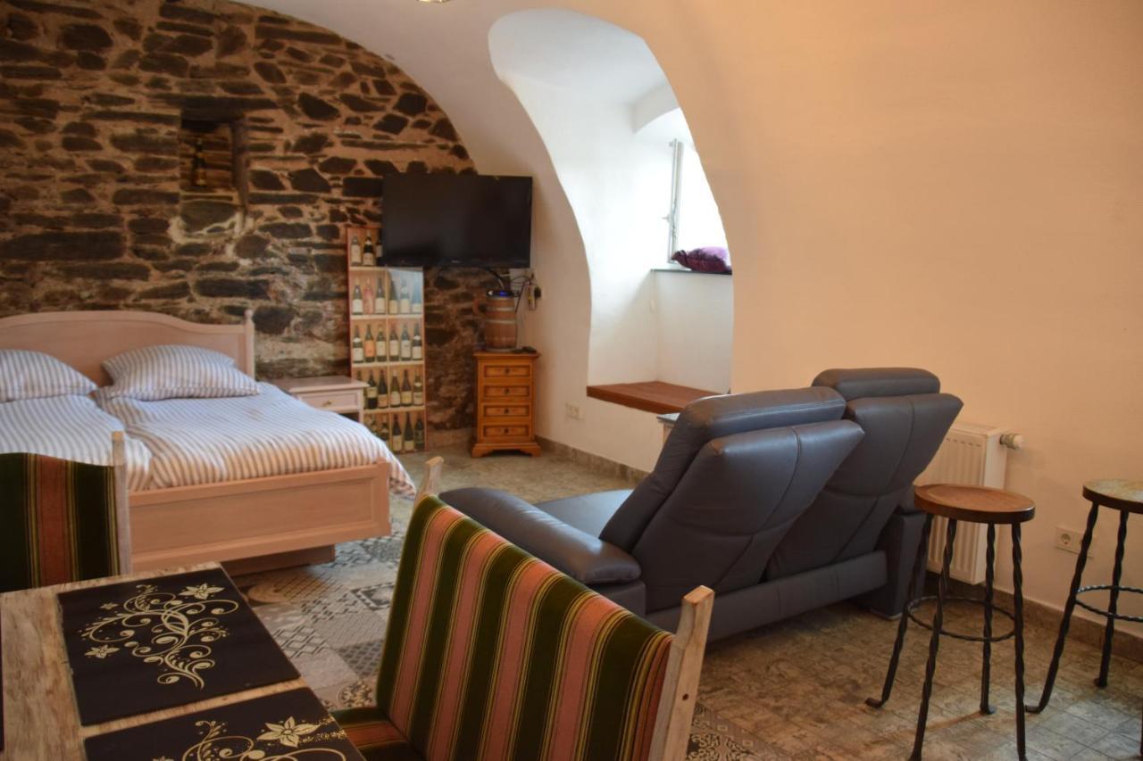 The Wine Cellar In The Old Gemeinde House Brauneberg Exteriér fotografie
